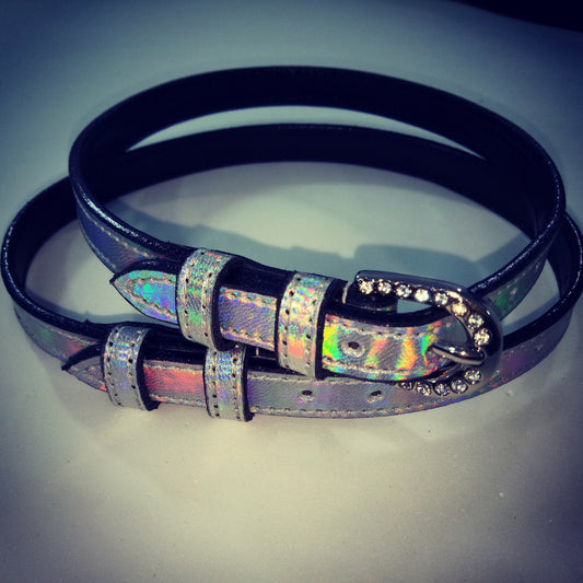 Holographic spur straps